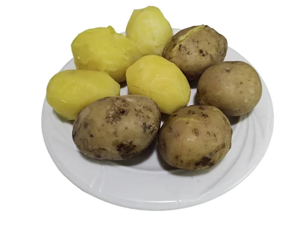 Plaat Met Gekookte Aardappelen Geschild Een Witte Tafel Ingrediënten Salade — Stockfoto