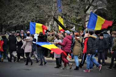 Romanya'da Geçit Töreni - ulusal bir tatil, bayraklı insanlar