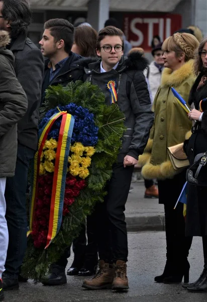 Desfile na Romênia - um feriado nacional, pessoas com bandeiras — Fotografia de Stock