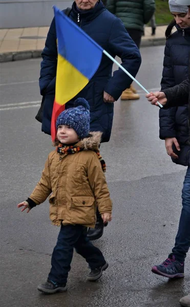 在罗马尼亚游行 - 一个全国性的节日，人们与国旗 免版税图库照片