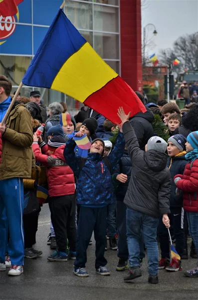 Desfile en Rumania - una fiesta nacional, personas con banderas Imagen de archivo