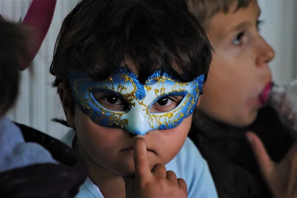 Festa de Halloween com crianças que são pintadas no rosto — Fotografia de Stock