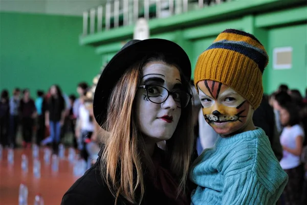 Halloween-fest med barn som är målade i ansiktet Stockfoto