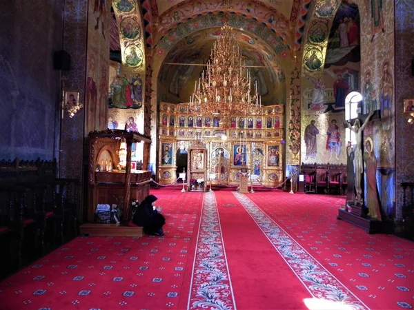 Altar in der Kirche und betende Nonne lizenzfreie Stockfotos