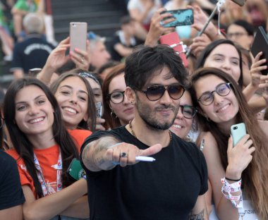 Giffoni Valle Piana, Sa, İtalya - 25 Temmuz 2018: Fabrizio Moro Giffoni, üzerinde 25 Temmuz 2018 Giffoni Valle Piana, İtalya Festivali 2018 - Film 