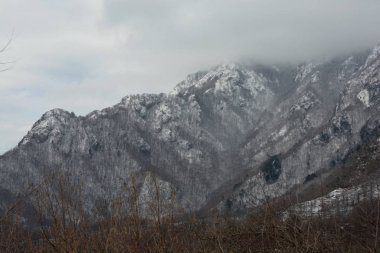 Kar dağ manzarası Campania, Güney İtalya, 9 Ocak 2019.