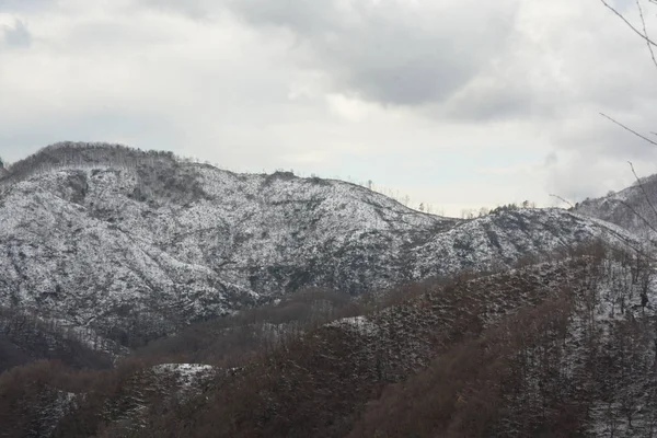 2019 日イタリア カンパニア州南部の山の風景は雪します — ストック写真