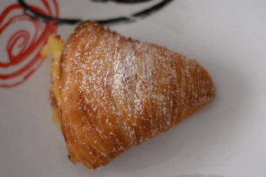 İtalya : Sfogliatella, tipik Napoli li pasta, ricotta peynirli.