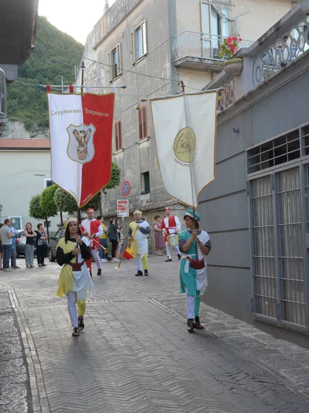 意大利 历史游行和中世纪节日 在吉菲尼瓦莱皮亚纳为圣索恩的礼物 2019年7月14日 — 图库照片