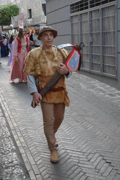 イタリア 歴史的行列と中世の祭り ギフォニ ヴァッレ ピアナで聖なるとげの贈り物 2019年7月14日 — ストック写真