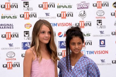 Giffoni Valle Piana, Sa, İtalya - 24 Temmuz 2019 : Elisa Del Genio ve Ludovica Nasti Giffoni Film Festivali 2019'da - 24 Temmuz 2019'da Giffoni Valle Piana, İtalya.