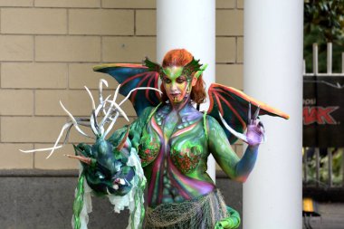 Giffoni Valle Piana, Sa, İtalya - 19 Temmuz 2019 : Weronique Art : Giffoni Film Festivali'nde Vücut Boyama 2019 - 19 Temmuz 2019'da Giffoni Valle Piana, İtalya