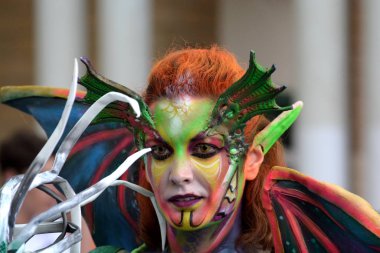 Giffoni Valle Piana, Sa, İtalya - 19 Temmuz 2019 : Weronique Art : Giffoni Film Festivali'nde Vücut Boyama 2019 - 19 Temmuz 2019'da Giffoni Valle Piana, İtalya