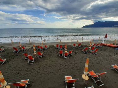 İtalya: 21 Haziran 2020 'de Coronavirus zamanında ıssız bir plajda yaz mevsimi.