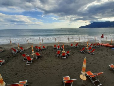 İtalya: 21 Haziran 2020 'de Coronavirus zamanında ıssız bir plajda yaz mevsimi.