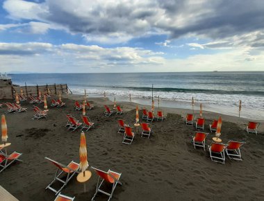 İtalya: 21 Haziran 2020 'de Coronavirus zamanında ıssız bir plajda yaz mevsimi.