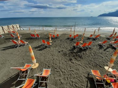 İtalya: 21 Haziran 2020 'de Coronavirus zamanında ıssız bir plajda yaz mevsimi.