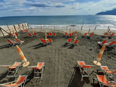 İtalya: 21 Haziran 2020 'de Coronavirus zamanında ıssız bir plajda yaz mevsimi.