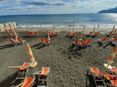 İtalya: 21 Haziran 2020 'de Coronavirus zamanında ıssız bir plajda yaz mevsimi.