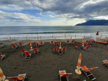 İtalya: 21 Haziran 2020 'de Coronavirus zamanında ıssız bir plajda yaz mevsimi.