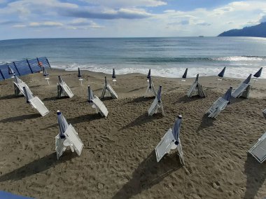 İtalya: 21 Haziran 2020 'de Coronavirus zamanında ıssız bir plajda yaz mevsimi.