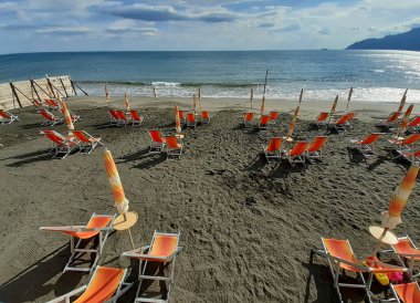 İtalya: 21 Haziran 2020 'de Coronavirus zamanında ıssız bir plajda yaz mevsimi.