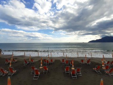 İtalya: 21 Haziran 2020 'de Coronavirus zamanında ıssız bir plajda yaz mevsimi.