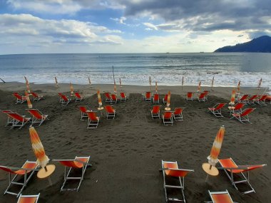 İtalya: 21 Haziran 2020 'de Coronavirus zamanında ıssız bir plajda yaz mevsimi.