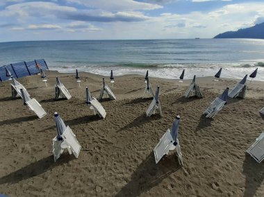 İtalya: 21 Haziran 2020 'de Coronavirus zamanında ıssız bir plajda yaz mevsimi.