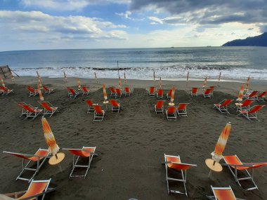 İtalya: 21 Haziran 2020 'de Coronavirus zamanında ıssız bir plajda yaz mevsimi.