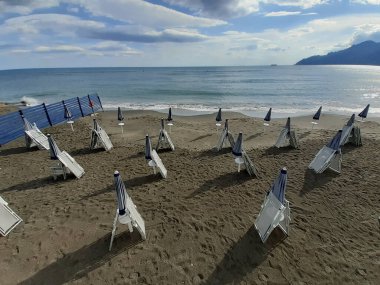 İtalya: 21 Haziran 2020 'de Coronavirus zamanında ıssız bir plajda yaz mevsimi.