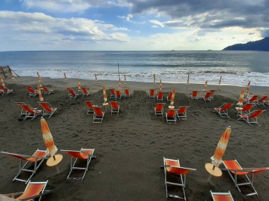 İtalya: 21 Haziran 2020 'de Coronavirus zamanında ıssız bir plajda yaz mevsimi.