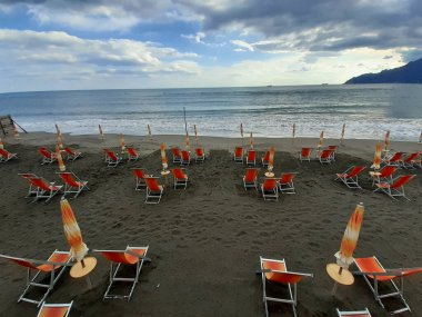 İtalya: 21 Haziran 2020 'de Coronavirus zamanında ıssız bir plajda yaz mevsimi.