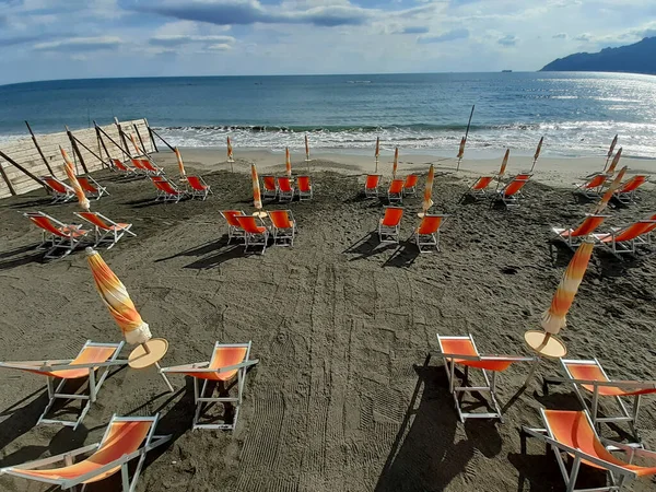 İtalya: 21 Haziran 2020 'de Coronavirus zamanında ıssız bir plajda yaz mevsimi.