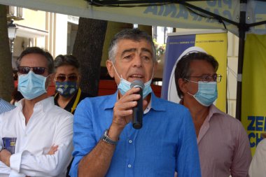 İtalya: İtalyan siyasetçi Giuseppe Zitarosa, 26 Ağustos 2020 'de Salerno' da bir halk toplantısında görüştü..