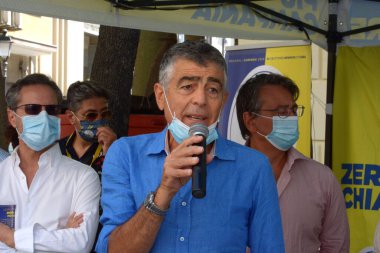 İtalya: İtalyan siyasetçi Giuseppe Zitarosa, 26 Ağustos 2020 'de Salerno' da bir halk toplantısında görüştü..