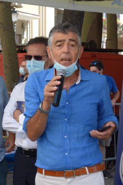 İtalya: İtalyan siyasetçi Giuseppe Zitarosa, 26 Ağustos 2020 'de Salerno' da bir halk toplantısında görüştü..
