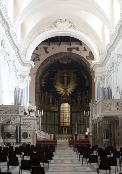 İtalya: Salerno Katedrali 'nin iç görünümü, 4 Eylül 2020.