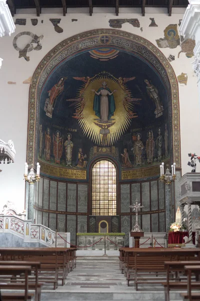 İtalya: Salerno Katedrali 'nin iç görünümü, 4 Eylül 2020.