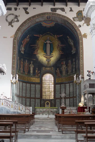 İtalya: Salerno Katedrali 'nin iç görünümü, 4 Eylül 2020.