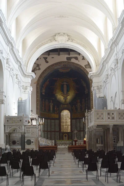 İtalya: Salerno Katedrali 'nin iç görünümü, 4 Eylül 2020.