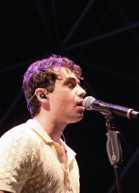 Giffoni Müzik Konsepti 2025 'te Giffoni Valle Piana, İtalya' da 23 Temmuz 2025 'te Benji & Fede' li Federico Rossi sahneye çıktı..