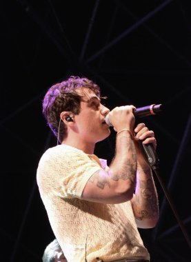 Giffoni Müzik Konsepti 2025 'te Giffoni Valle Piana, İtalya' da 23 Temmuz 2025 'te Benji & Fede' li Federico Rossi sahneye çıktı..