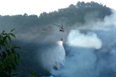 İtalya: Giffoni Valle Piana, Güney İtalya 'da 9 Ağustos 2025' te bir dağ itfaiyesi görevinde bir helikopter.