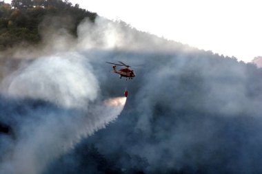 İtalya: Giffoni Valle Piana, Güney İtalya 'da 9 Ağustos 2025' te bir dağ itfaiyesi görevinde bir helikopter.