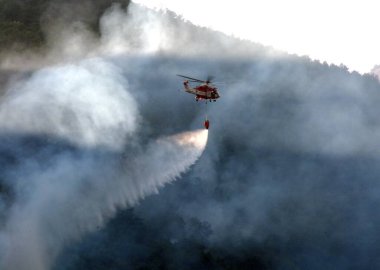 İtalya: Giffoni Valle Piana, Güney İtalya 'da 9 Ağustos 2025' te bir dağ itfaiyesi görevinde bir helikopter.