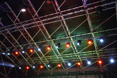 GiFFONI VALLE PİANA, İTALYA - 18 Temmuz 2025: Sahne ışıkları sahneyi aydınlatan parlak zemin. Eğlence şovu.