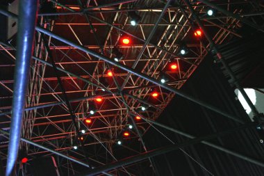 GiFFONI VALLE PİANA, İTALYA - 18 Temmuz 2025: Sahne ışıkları sahneyi aydınlatan parlak zemin. Eğlence şovu.