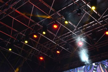 GiFFONI VALLE PİANA, İTALYA - 18 Temmuz 2025: Sahne ışıkları sahneyi aydınlatan parlak zemin. Eğlence şovu.