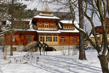 Zakopane, Polonya - 21 Mart 2018: evin her zamanki'ların şu anda ev Tatra Müzesi gibi eskiden kullanılan. Bu bina yerel olarak Willa Oksza denir